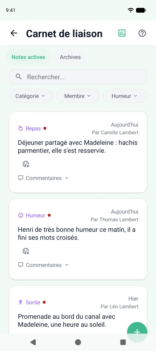 L’écran Carnet de liaison de l’application SeniorHub : le fil des notes du jour, avec leur auteur et leur heure.